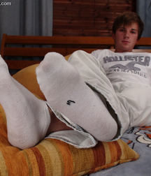 Boy feet 9 5c2d118c724dd.jpg