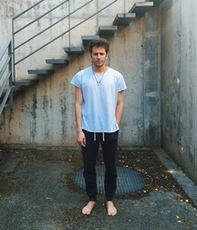Barefoot in jeans 5c3002aee5ad6.jpg