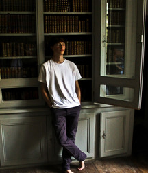 Barefoot in jeans 5c3002b4c83bc.jpg