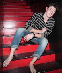 Barefoot in jeans 5c3002d4a3604.jpg