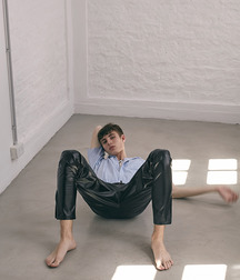 Barefoot in jeans 5c3002e934376.jpg