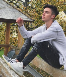 Sneakers and Jeans 5c313971338b6.jpg