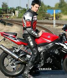 Biker and boots 5c35323d4efdb.jpg