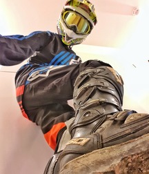 Biker and boots 5c353255d53f3.jpg