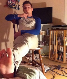 Worhsip boy feet 5c3e13443c3b2.jpg