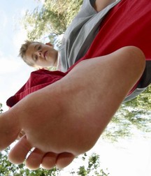 Worhsip boy feet 5c3e134595681.jpg