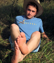 Worhsip boy feet 5c3e1381898c7.jpg