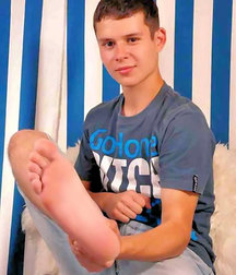 Smelly teen boy feet 3 5c3e3eb7ea3e1.jpg