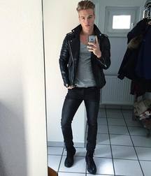 Guys in boots 5c3fe11533bee.jpg