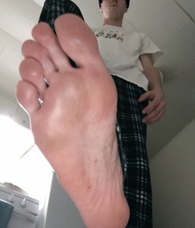 Boy feet 23 5c461673351ef.jpg