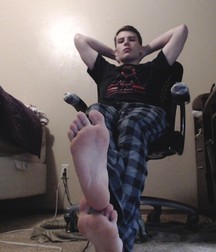 Boy feet 28 5c55d97abc40e.jpg