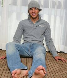 Barefoot beauties in jeans 5c694c9bb13b3.jpg