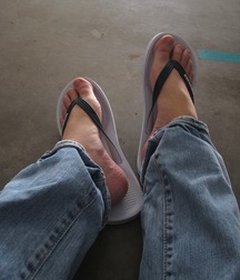 Barefoot beauties in jeans 5c694cc4ea0e9.jpg