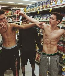 Good friends 5c6b312e69f71.jpg