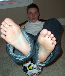 Sweaty soles to lick 5c6c17ead7418.jpg