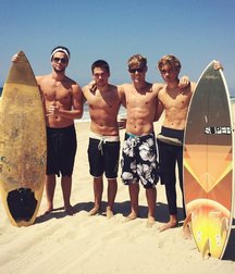 Surfer hotties 5c7054082ebdd.jpg