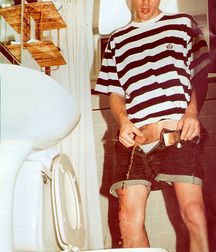 Boys pissing 2 5c7acbacd8994.jpg