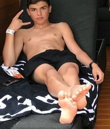 Barefoot twinks 5c86c604550c2.jpg