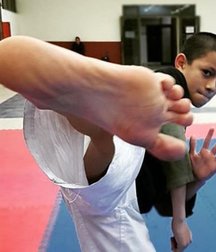 Fighter feet in face 5c87e8a7ef1d3.jpg