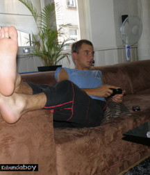 Under the boys feet 2 5c93fbd5620d5.jpg