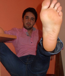 Under the boys feet 2 5c93fbd7d8306.jpg