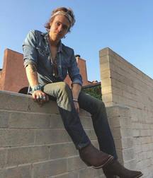 Boys and models in boots 5c9ba8b9d377d.jpg