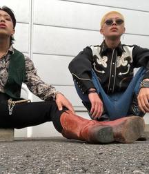 Boys and models in boots 5c9c05fd30f4e.jpg