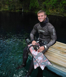 Surfers and divers 5c9e5d5be8767.jpg