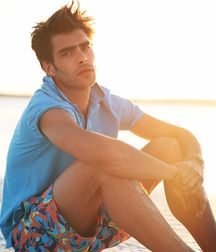 Guys in shorts 5c9fed01cbf6e.jpg