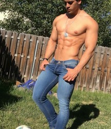 Jeans and feet 2 5ca88f5f4495e.jpg