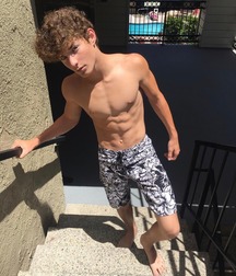 Pretty bois 5ca93f7f9b76f.jpg