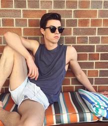Bois in shorts 5ca9457f40afa.jpg