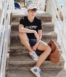 Teen boys feet 5caa13f90d688.jpg