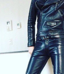 Guys in leather 5caa40090e34b.jpg