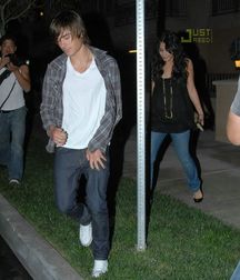 Guys in chucks 5cabd23ca8028.jpg