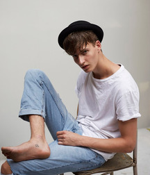 Barefoot twinks 2 5cace4bae148b.jpg