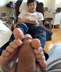 Angel and devil feet 5cb0cb63e5b91.jpg
