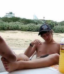 Serving boy feet 5cba3f62d3ebe.jpg