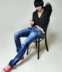 Hotties in jeans 5cbb5605cd589.jpg