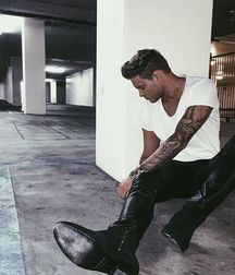 Models in boots 5cbd9ce911d72.jpg