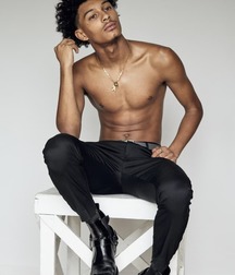 Models in boots 5cbd9cef8af9e.jpg