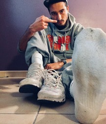 Sniffin the boys feet 5cbd9fa6b8b87.jpg
