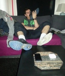 Sniffin the boys feet 5cbd9fa83c2a9.jpg