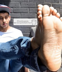 Sniffin the boys feet 5cbd9faaa3f8e.jpg
