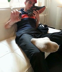 Sniffin the boys feet 5cbd9fb008b3f.jpg