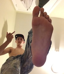 Boy smells 5cbdb7b7bec34.jpg