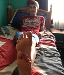 Wanna suck some toes 5cbdbd418cb9a.jpg