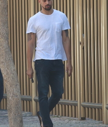 Guys in flip flops 5cbdd6f5a5c80.jpg
