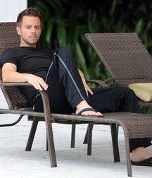 Guys in flip flops 5cbdd7402e4a5.jpg