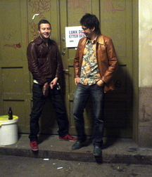 Just peeing 5cbe2de40976a.jpg